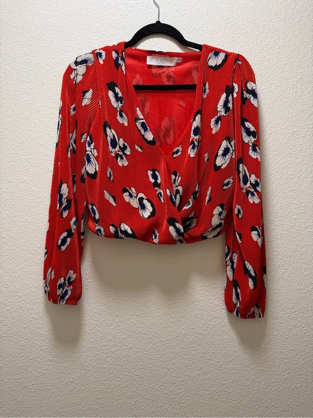 ASTR The Label Vibrant Red Floral V-Neck Plisse Blouse